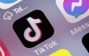 TikTok ngập tràn video AI phân biệt chủng tộc từ Veo 3 của Google